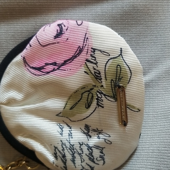 VINTAGE VICTORIA SECRET COIN PURSE -KEY CHAIN CREAME WITH ROSES - Picture 6 of 10